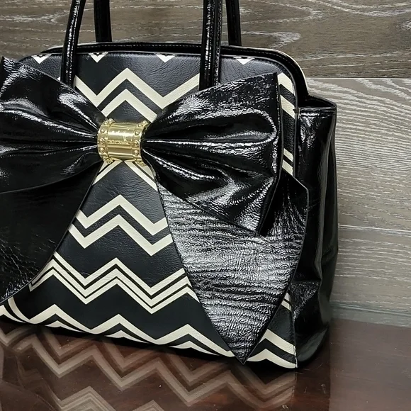 Betsey Johnson Extra large big bow limited edition hand bag white black floral